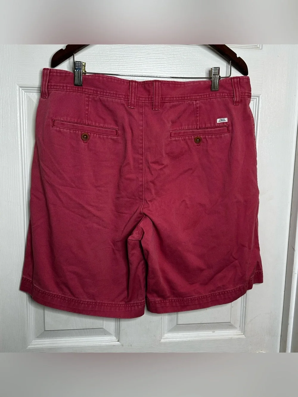 IZOD Saltwater Men’s Pleated Chino Shorts Washed Red / Faded Rose Size 36 x 9.5
